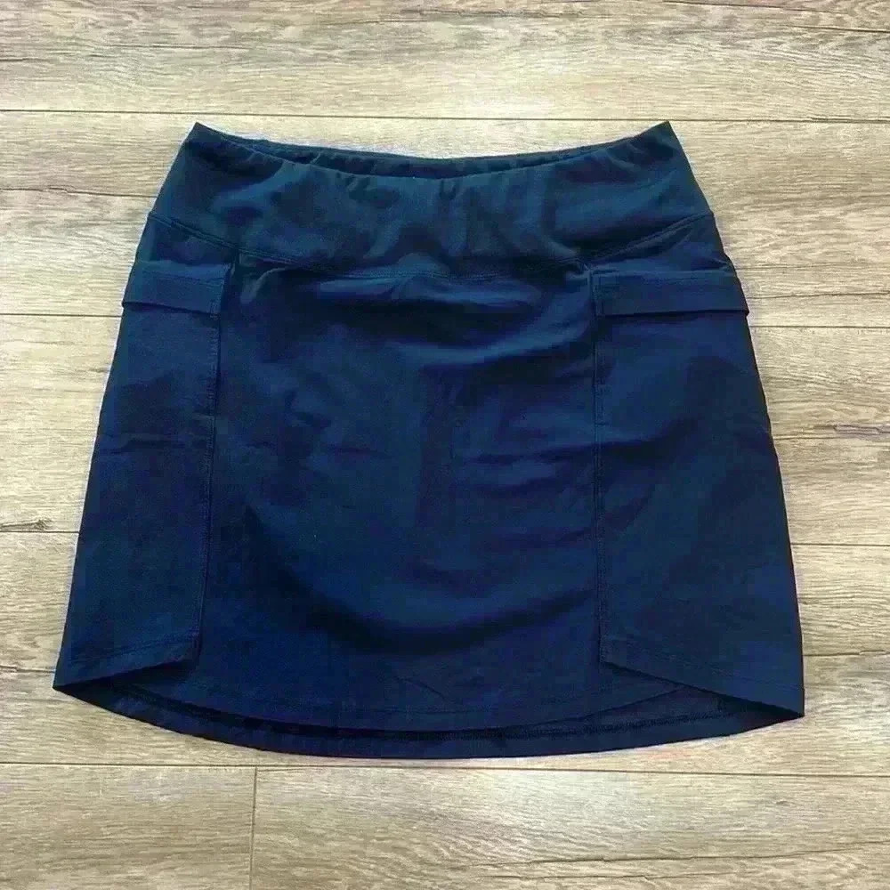 REI Womenâs Skirt Size M in Excellent Condition.